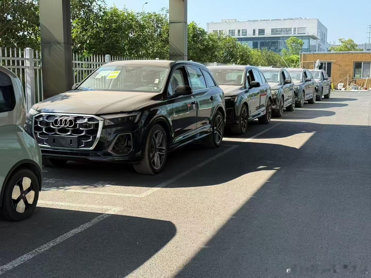 Q7  55TFSI 指导价706800包牌包税57*000，黑棕，黑黑 8台 