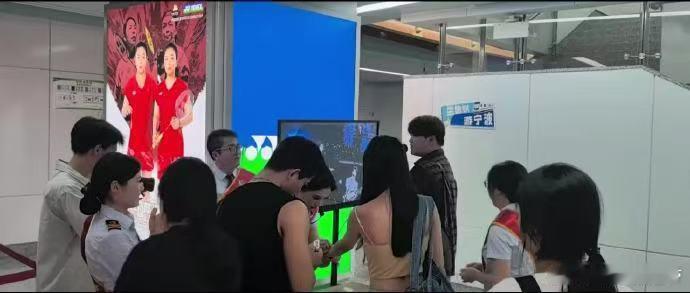 王力宏是来给浙江供暖的吗 王力宏宁波演唱会太会燃了！自己唱到“喷水”，观众嗨到快