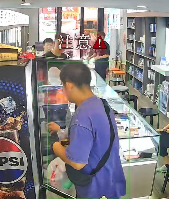 自闭症男孩进店拿了饮料就走，每次来东北店主都热情招呼他，男孩从零交流到主动开口聊