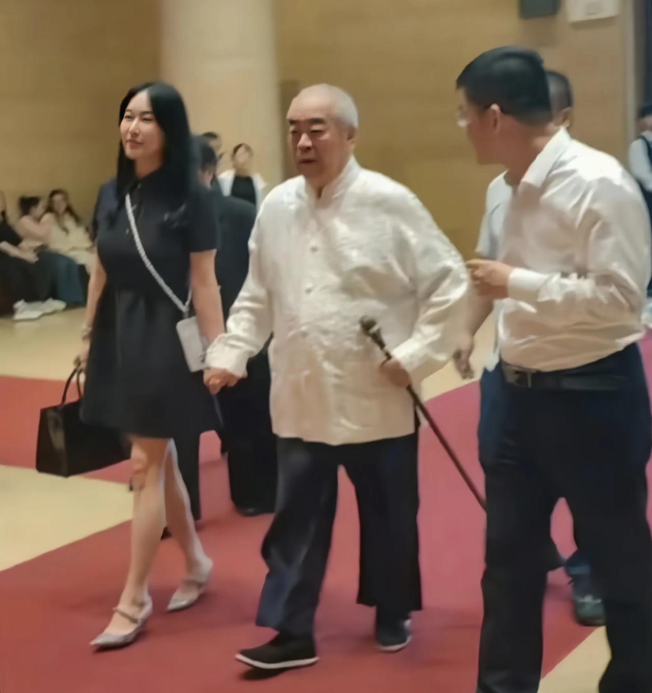 一个人的理想是，
右手握精神拐杖，
左手握物质拐杖，
一步一步的，
走向人生的终