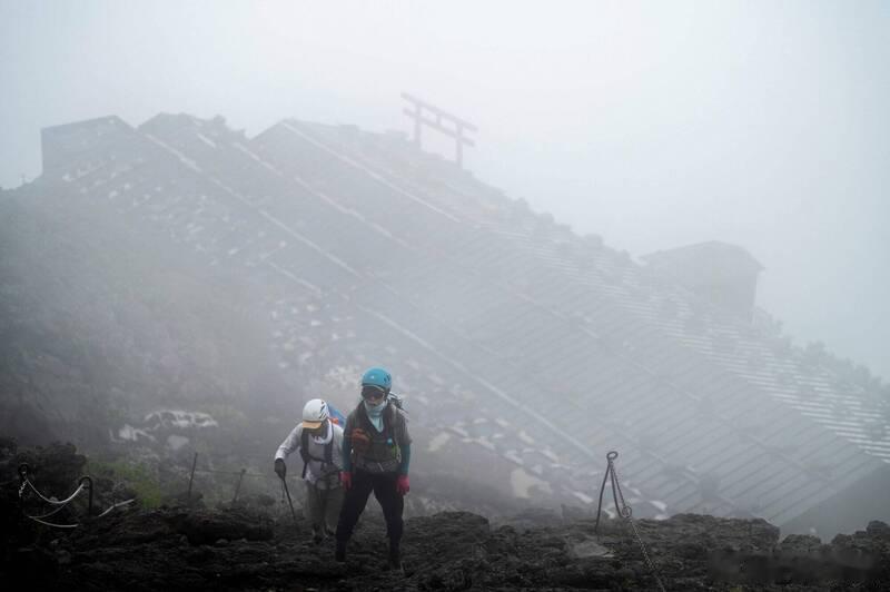 台湾女游客登顶富士山突发昏迷 日方出动履带车连夜送医海外新鲜事 日本富士山山顶附