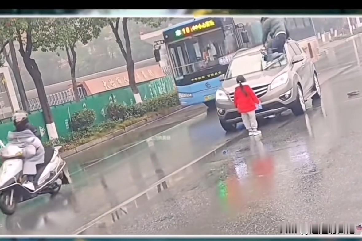 不知道什么原因，摩托车男子在快车道上，不顾女儿的安危，怒砸汽车挡风玻璃。

不知