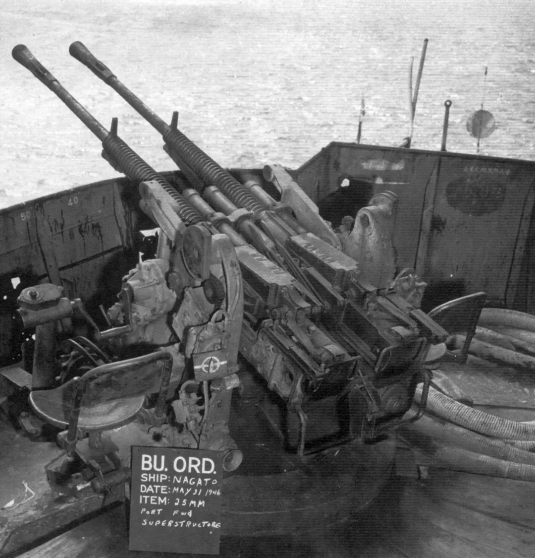 美军拍摄的长门号战列舰上的防空炮炮位