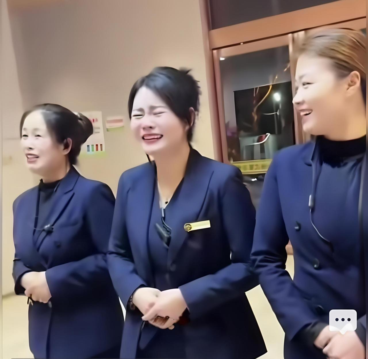 随手一拍生活的乐趣帮我看看中间这个女孩的表情，是哭还是笑！