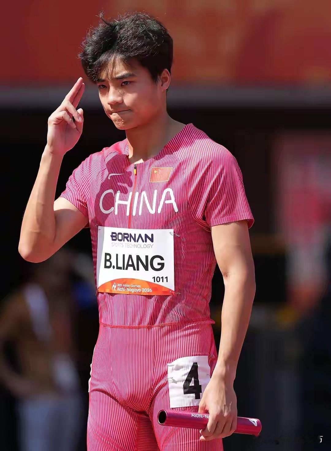 名古屋亚运会男女混合4×400米接力决赛，预赛排名第三的中国队继续由梁宝棠、孔莹