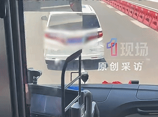 太嚣张了，必须严惩！一辆满载几十名乘客的大巴从深圳龙岗驶向澳门，驶入隧道后，后方