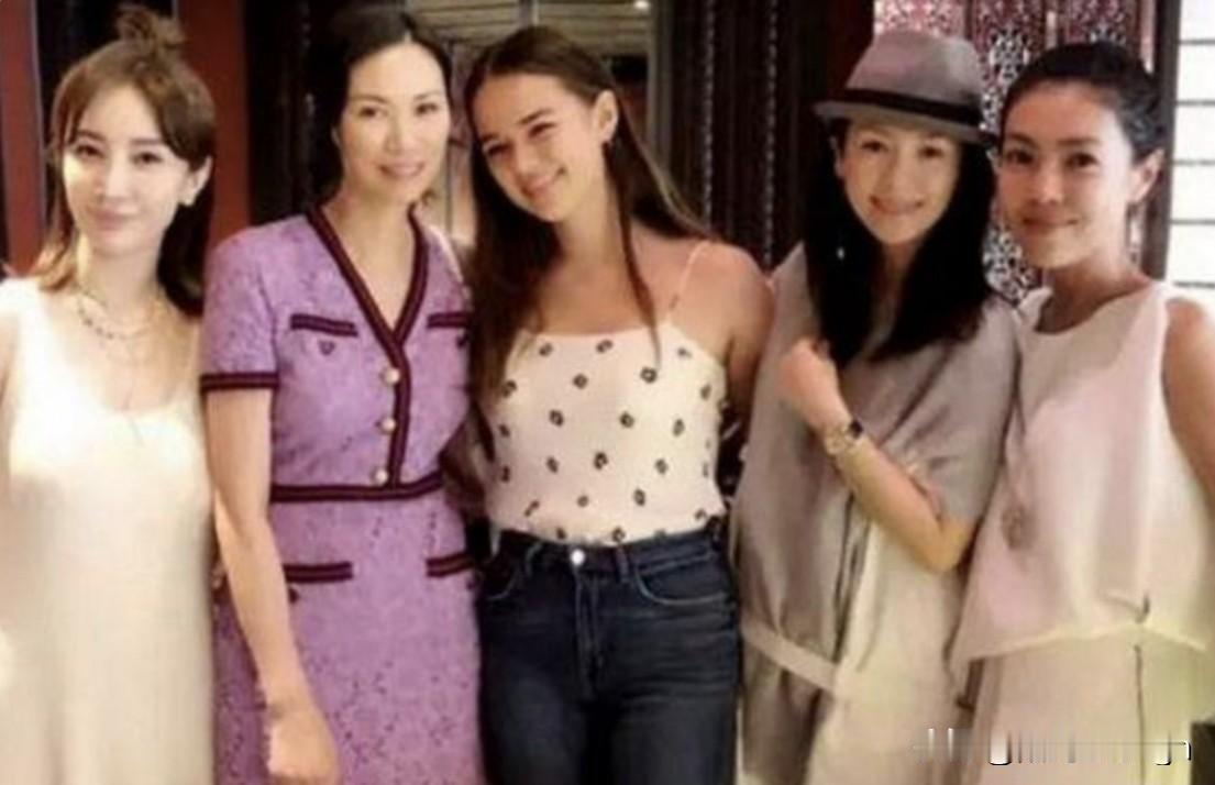 这张照片一看就是名流局！

五个女人站一排，妥妥的“大女主”气场全开，左边那位穿