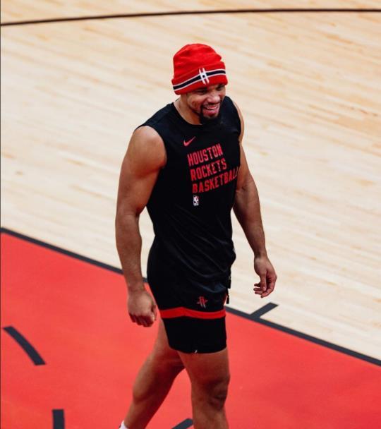 火箭对阵太阳队。虽然这两支球队基本上都已经锁定季后赛或是附加赛的资格，然而，这两