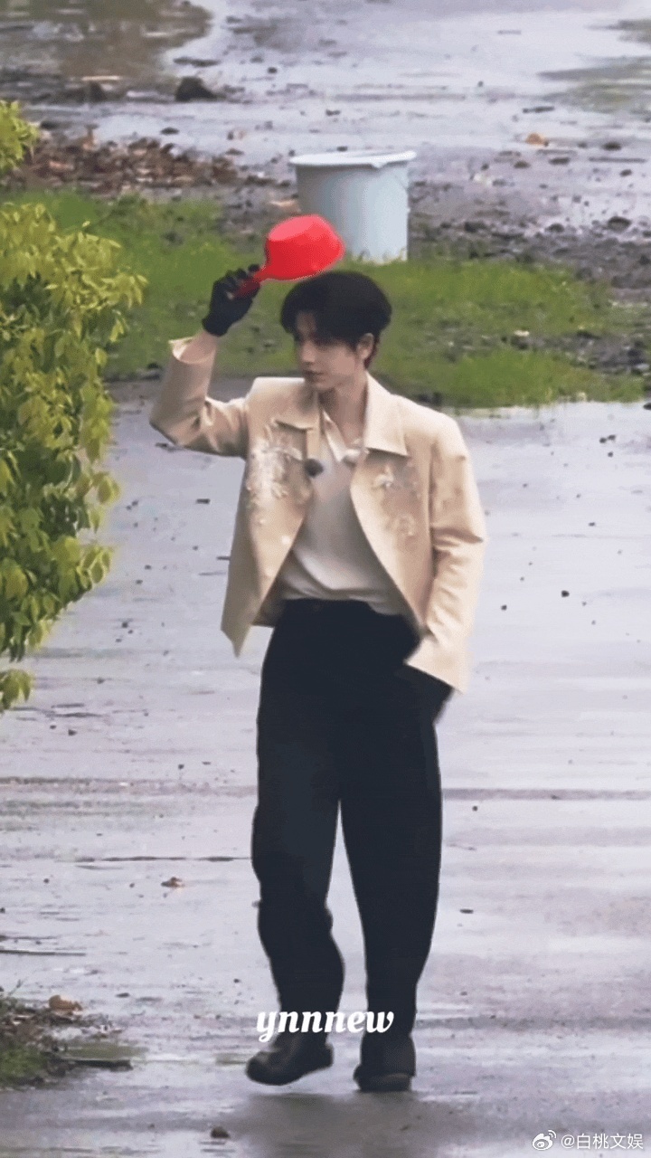 张凌赫无效挡雨张凌赫用水瓢挡雨开始推理吧 有些人看路透说张凌赫录节目录到崩溃，可