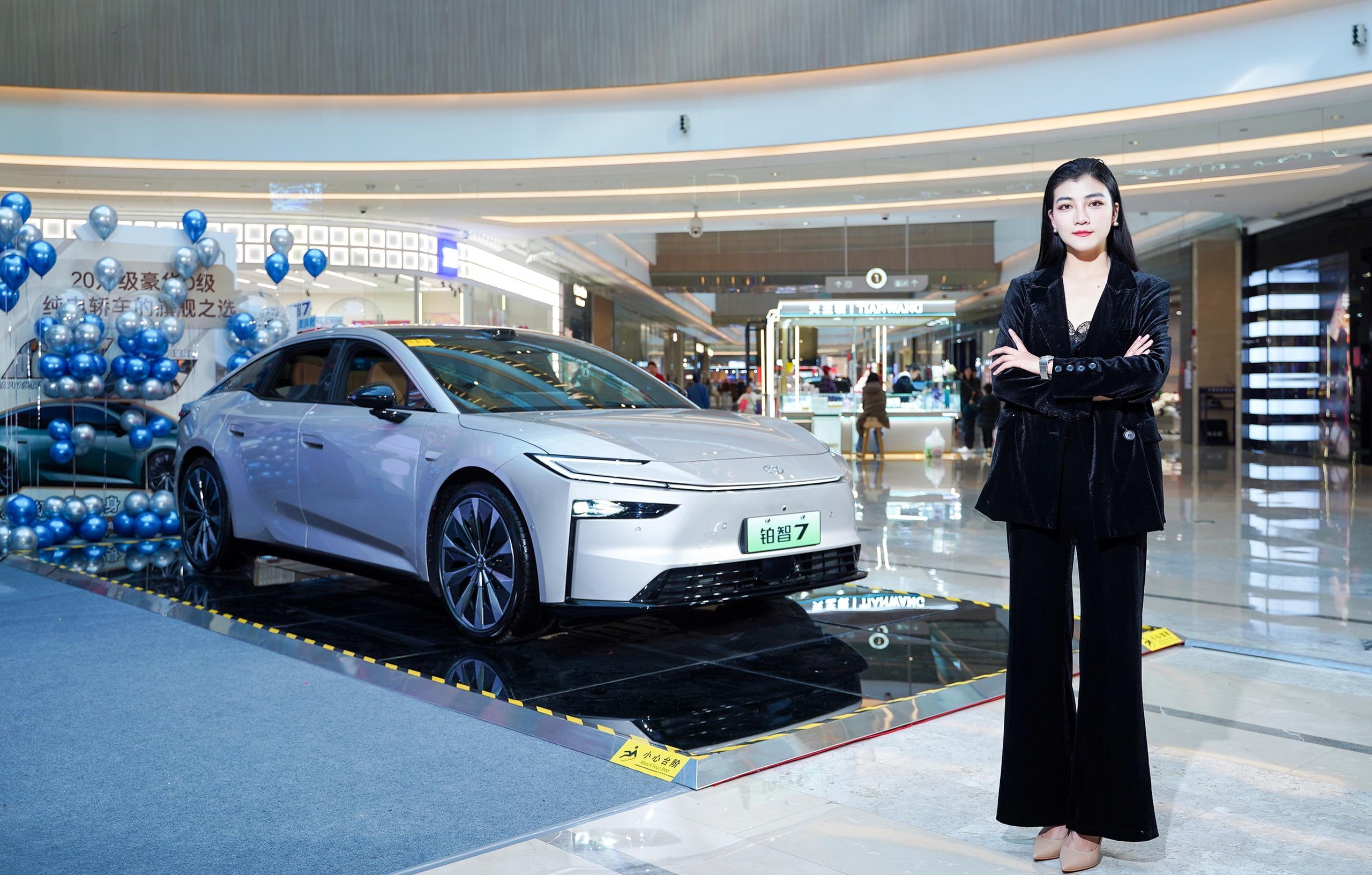 铂智7 明年才上市，但现在就能提前品鉴实车了，进度挺快。比较实在的是广丰那个“跨