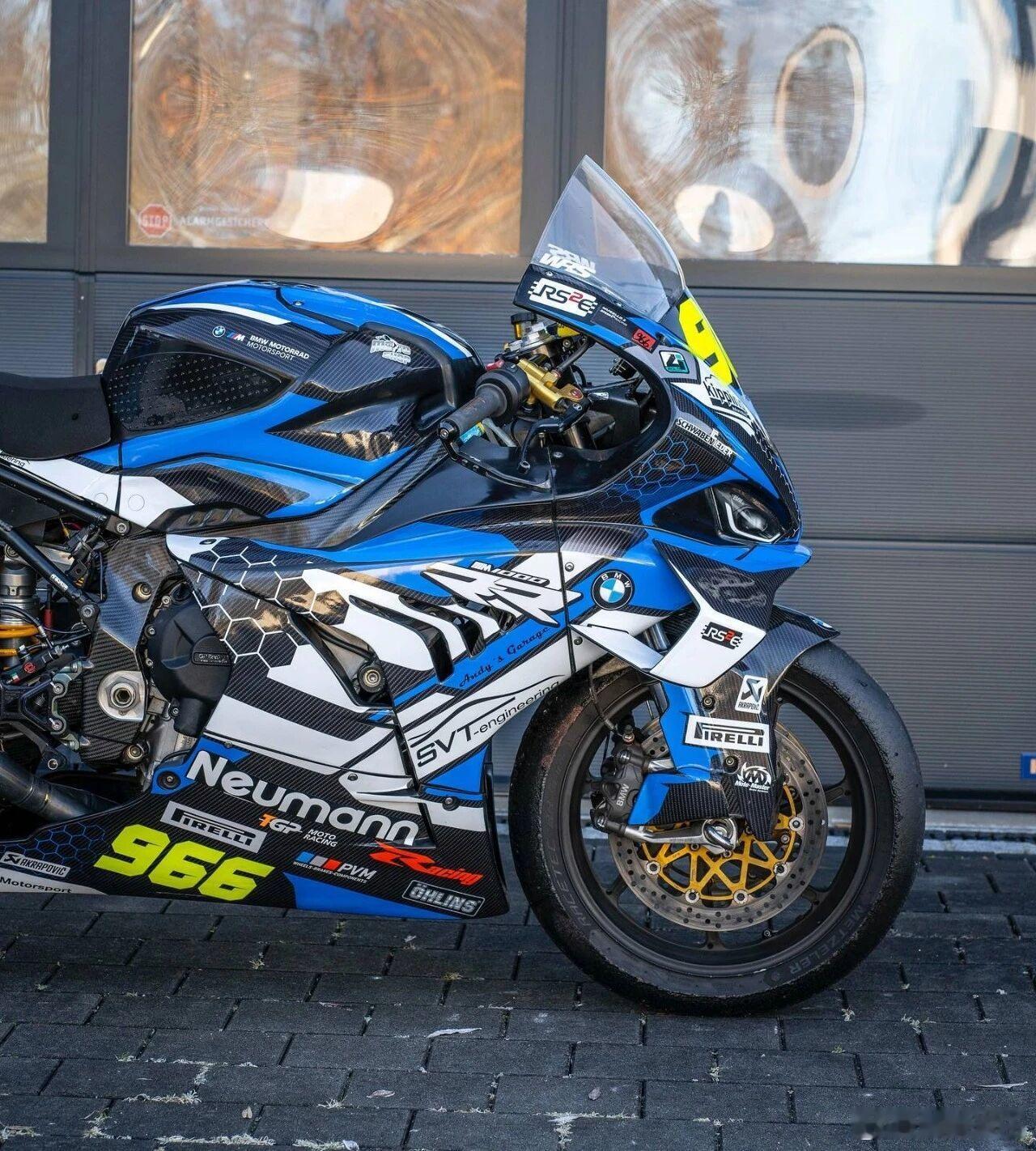 218匹赛道猛兽，心脏是999cc直列四缸发动机，转速红区高达15,100转。全