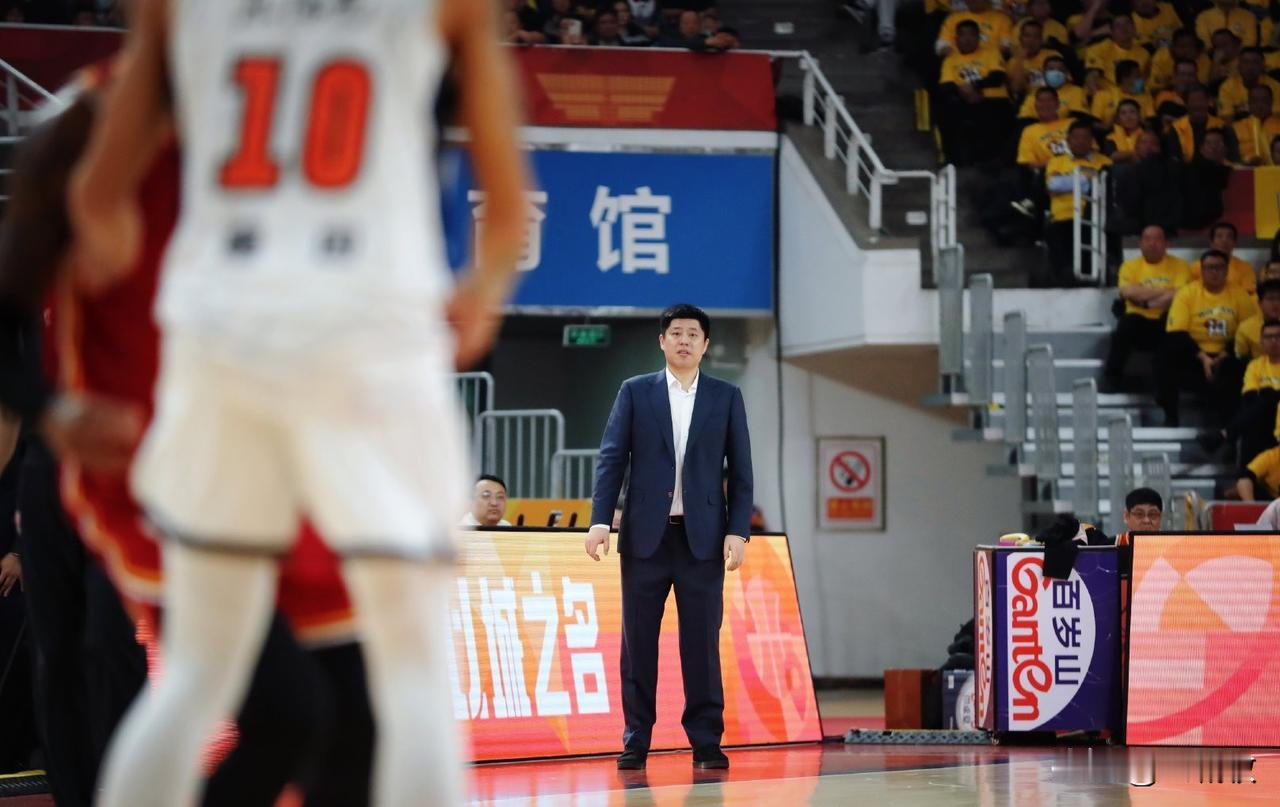 山西男篮这样的“6无”球队，输给山东男篮再正常不过！
昨晚看了山西男篮客场对阵山