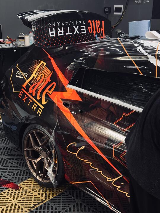 救命！贴完痛车后美女同事天天蹭车