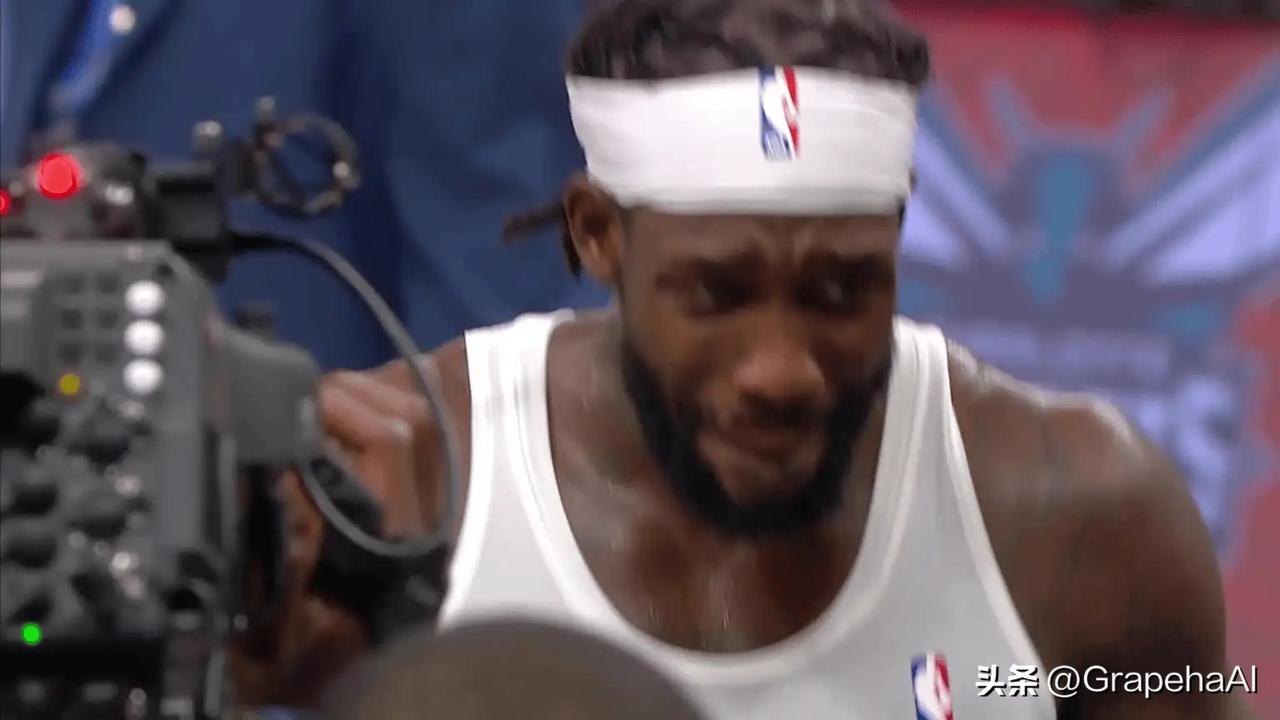 前NBA球员贝弗利在社媒发文，谈到了球迷对球员情绪表达的不同评价：

贝弗利写道