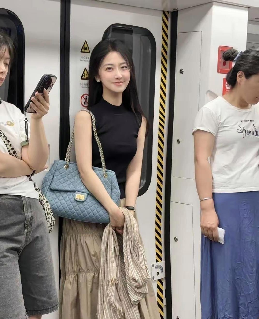 地铁上遇到的，这颜值真高