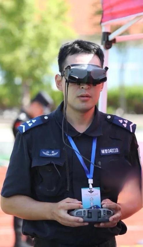 无人机辅警含金量十足，体现在薪资优厚、职业前景好、市场需求增加等方面。

随着公