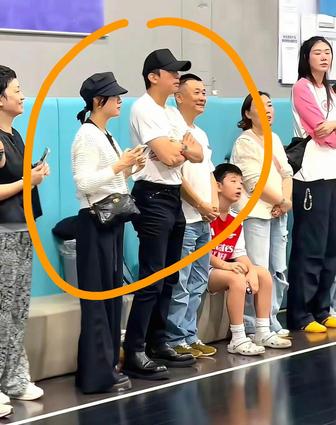 孙俪和邓超合体去看儿子打比赛，两人还穿了情侣装，站在观众席一眼就能认出来。

等