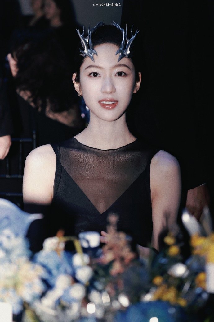 向涵之小龙女 向涵之的银色头饰幻视龙角~ 