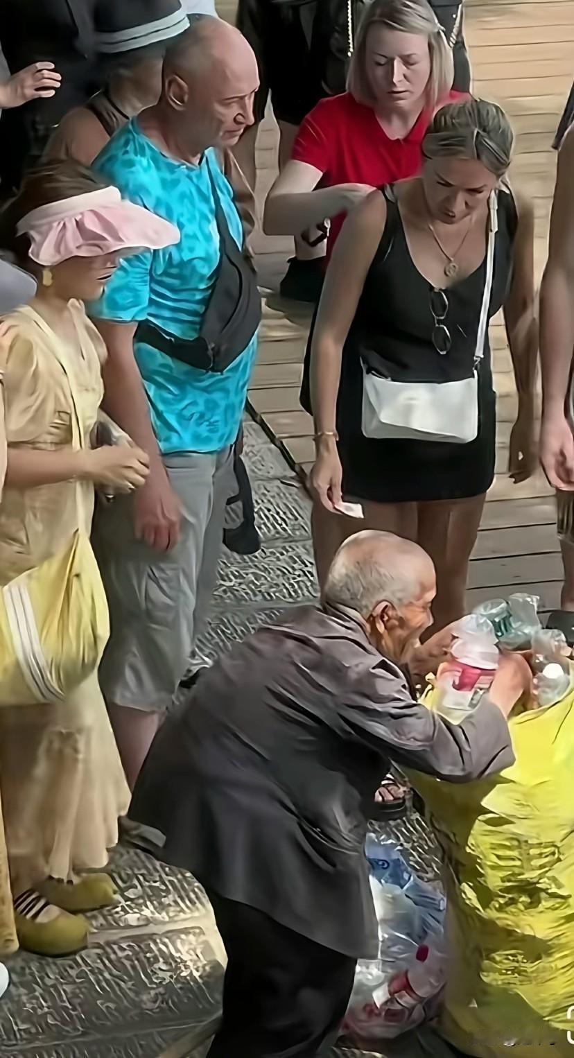 最近在抖音上经常刷到这个视频，一位拾荒的老人被一群外国人围住塞钱给瓶子，按常理来