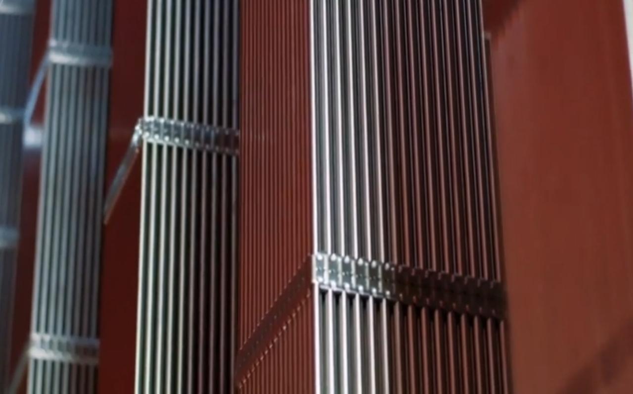 在“华龙一号”的生产与建设一线，技术人员正以极致严谨打磨每一个细节。精密的核燃料