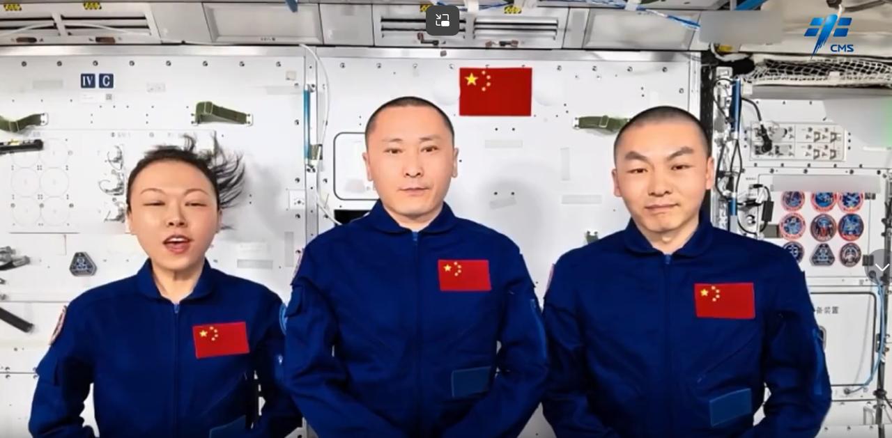 几十年前，我们守着收音机聆听东方红一号的电波，在心底悄悄埋下航天的种子；几十年后