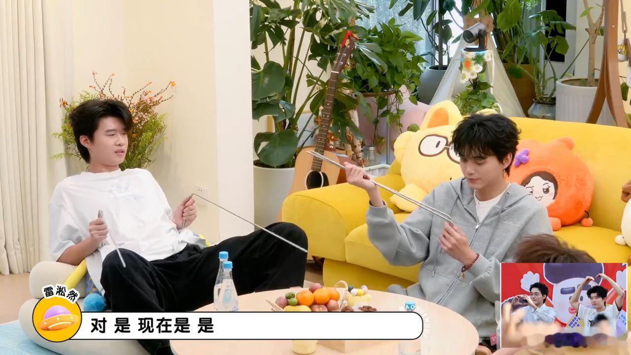 别人送礼靠脑补，他俩靠直问。张呈雷淞然互问想要什么，过生日递过去就是答案本尊。没
