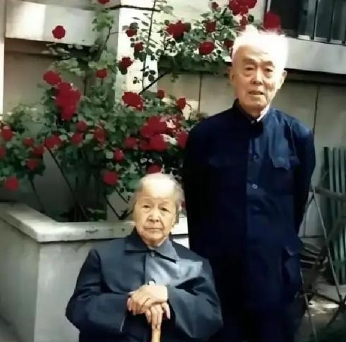 1964年，北大教授季羡林听说妻子彭德华要来北京，连夜把家里的大床换成了单人床，