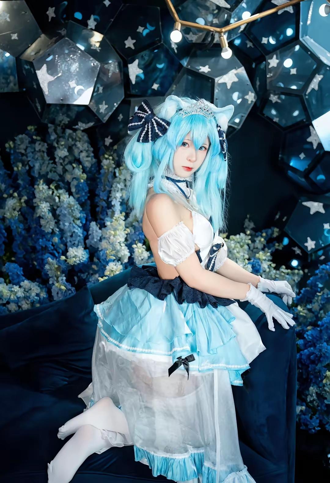 梦幻蓝发少女，猫耳装饰，梦幻背景，可爱装扮