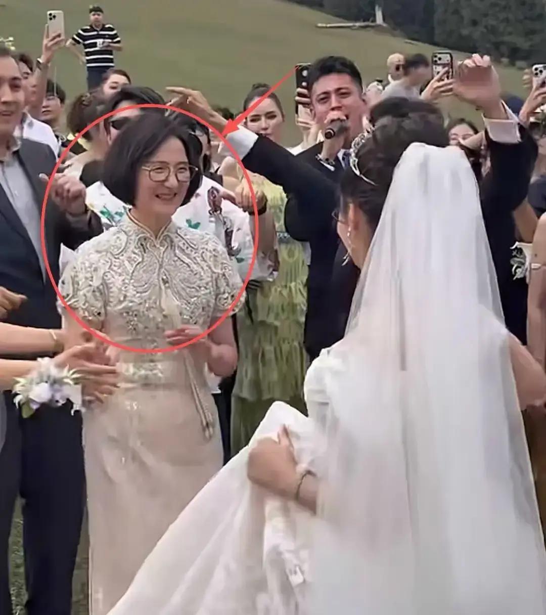 麦迪娜是不是真的幸福

我不评价
可有一点很扎眼，麦迪娜婆婆看她时那股子欣赏，藏