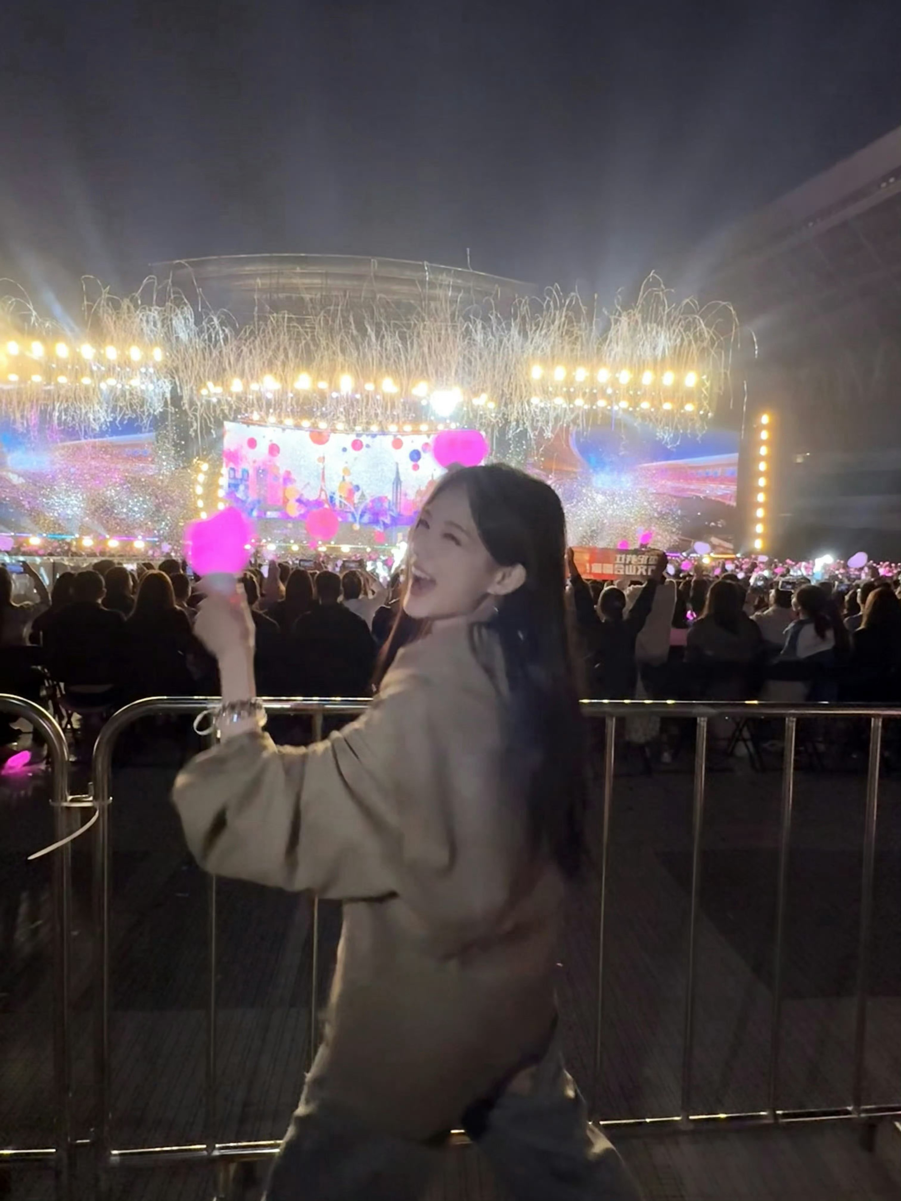 李一桐这辈子第一次看演唱会好激动 李一桐去看周杰伦演唱会啦！！！这辈子第一次看演
