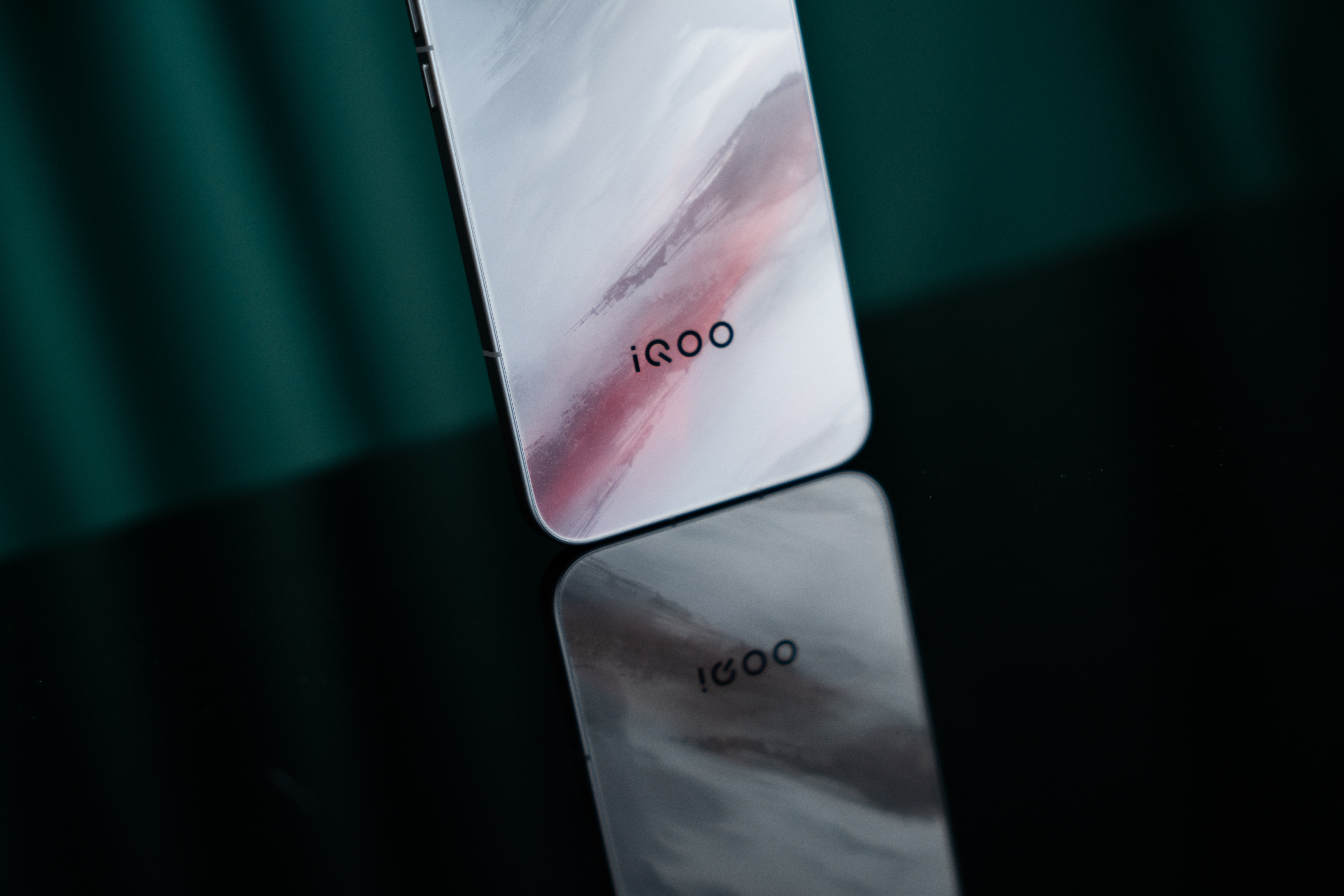 凌云配色的iQOO 15，我觉得是最符合当今iQOO的品牌调性的。机身背面的动态