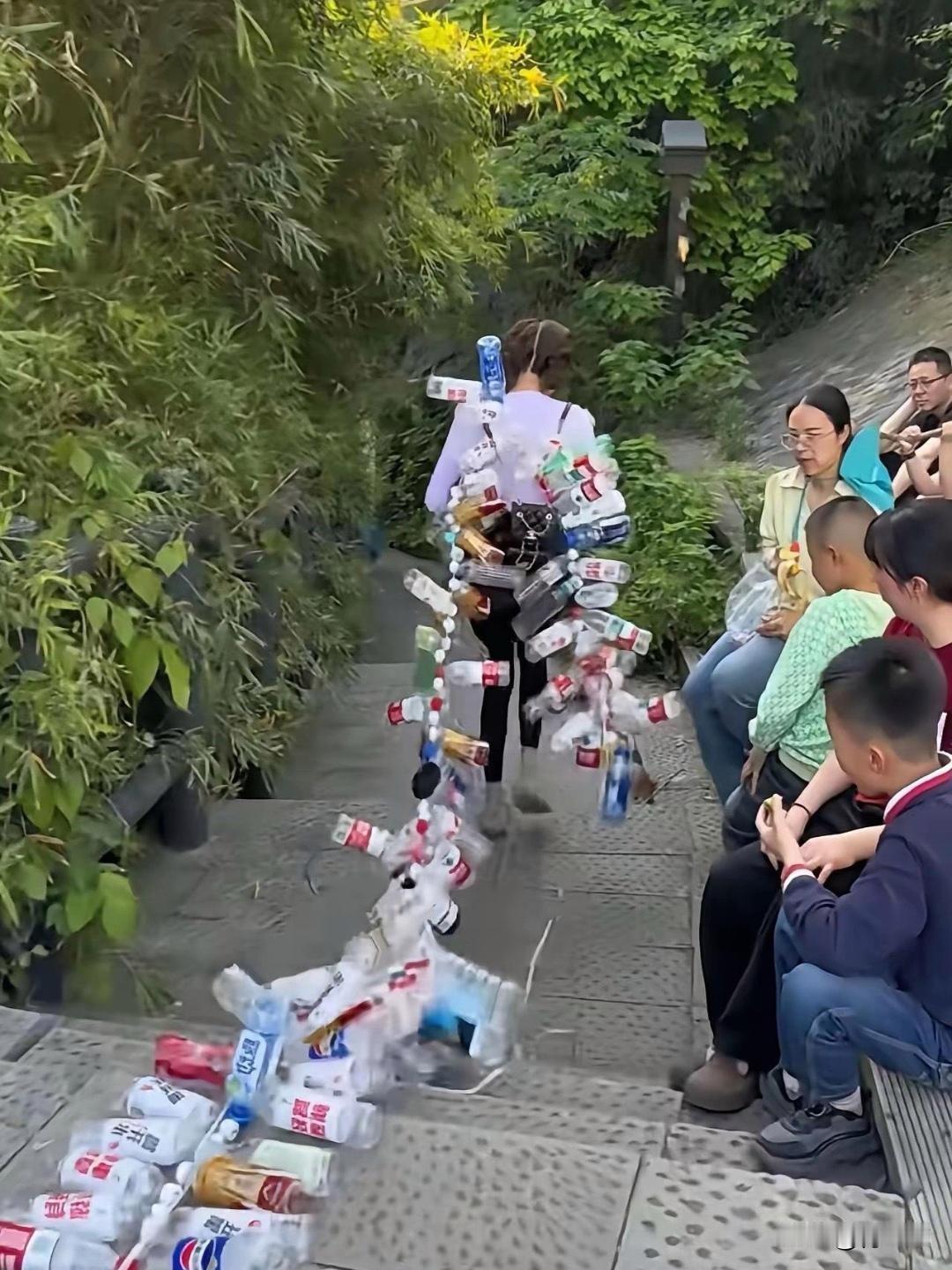 上山两手空空，下山收获满满！不得不说，她很正能量！