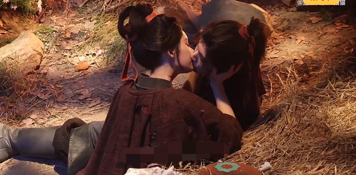 张凌赫和林允在《归鸾》里的，

那场雪中喂药吻，真把不少网友看得入了迷。

20