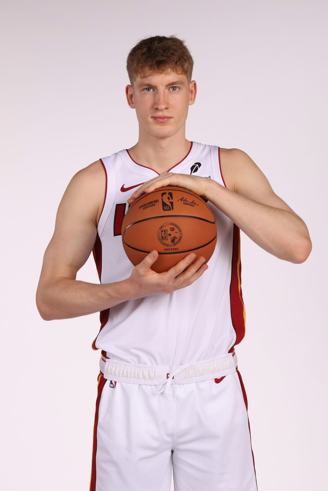 明日对阵掘金伤病报告：出战成疑（50%概率）：雅库乔尼斯缺席：希罗（ESPN预计