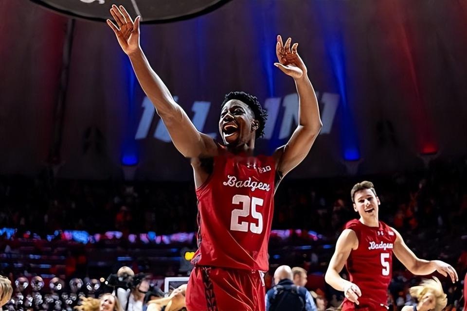 根据ESPN记者Jeff Borzello的消息，威斯康星大学麦迪逊分校的大三后