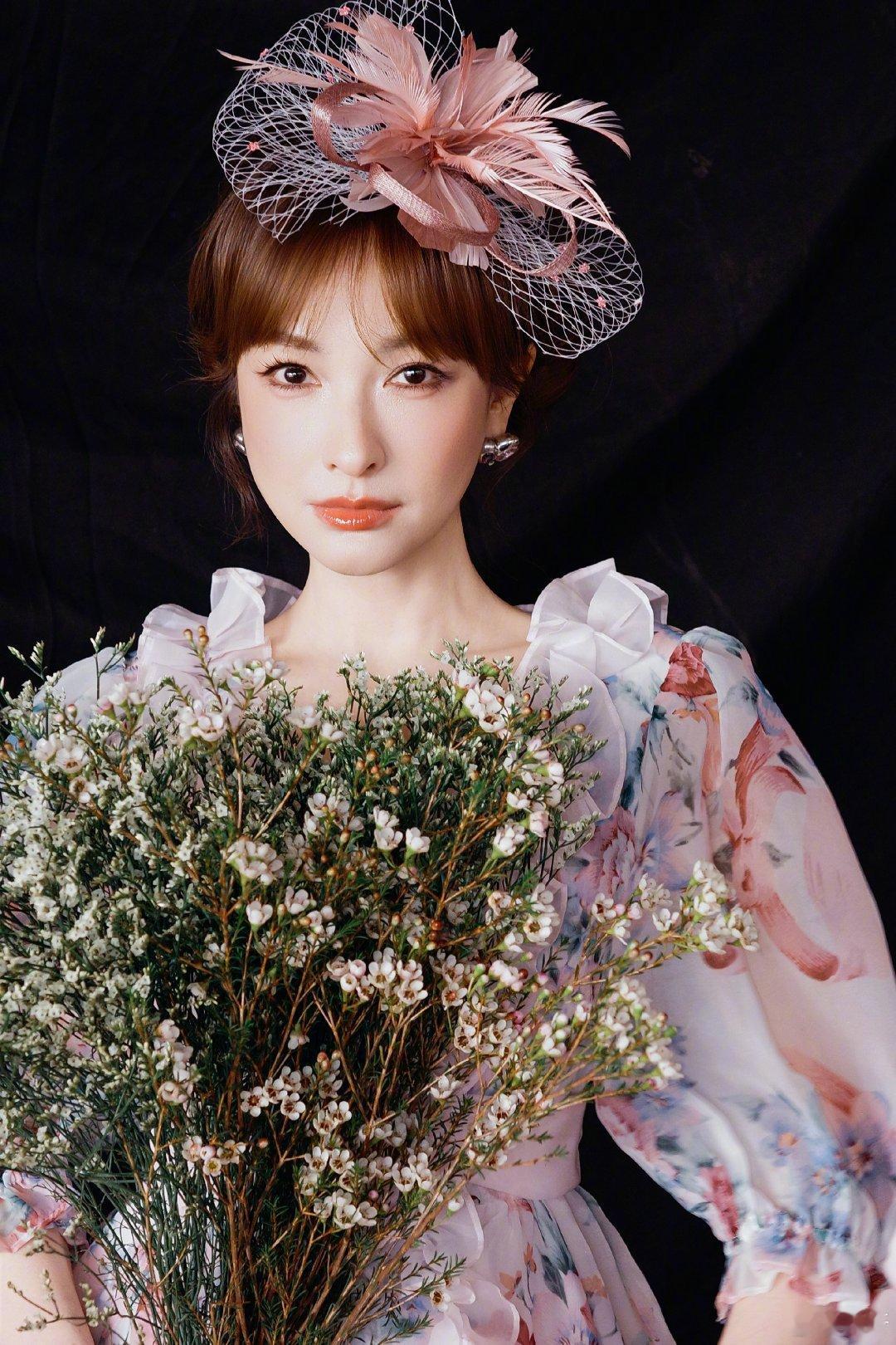 建议送吴昕去拍挂历 被吴昕大侦探新造型美到！粉纱花裙+羽毛网纱帽，活脱脱从复古油