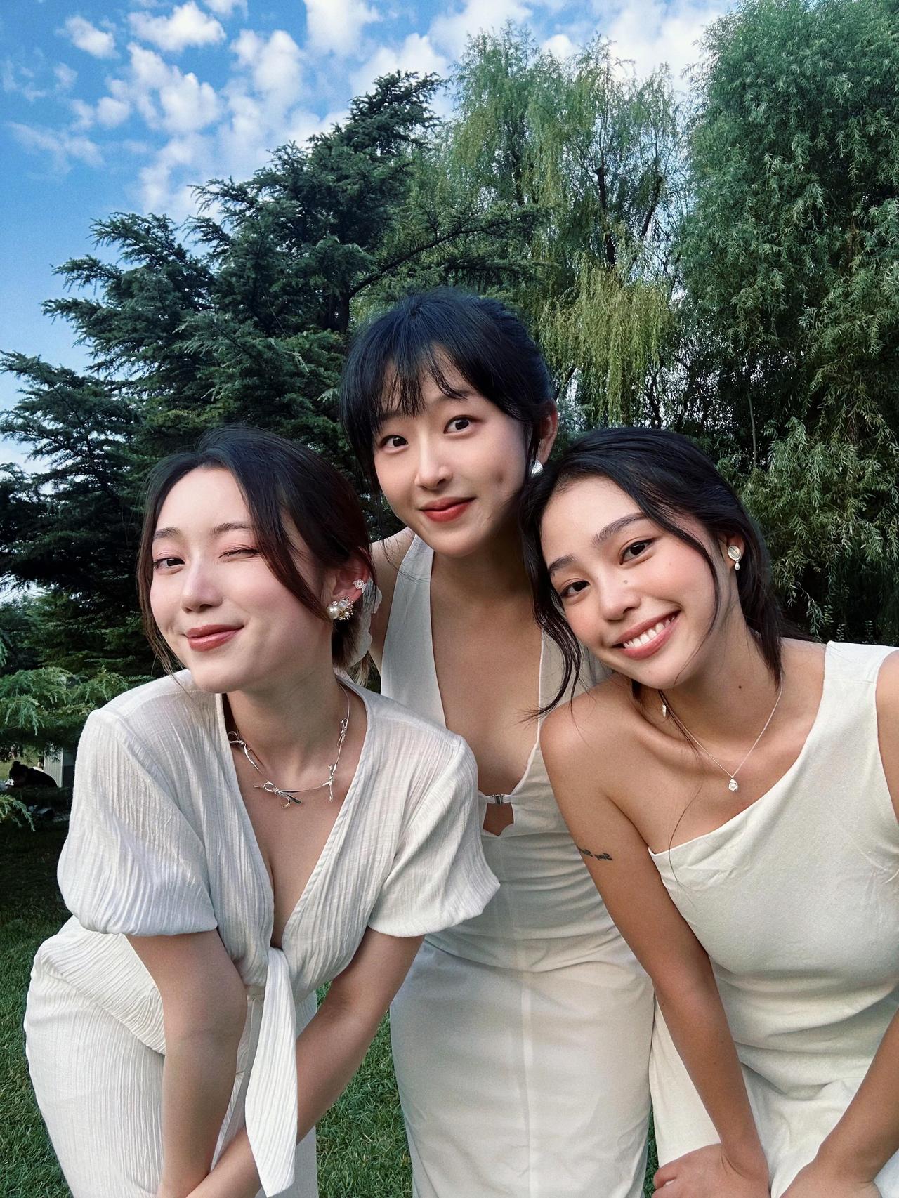 闺蜜拍照，这组动作，闺蜜一起这样拍，又甜又漂亮出片。
每个女生都有几个关系很好的