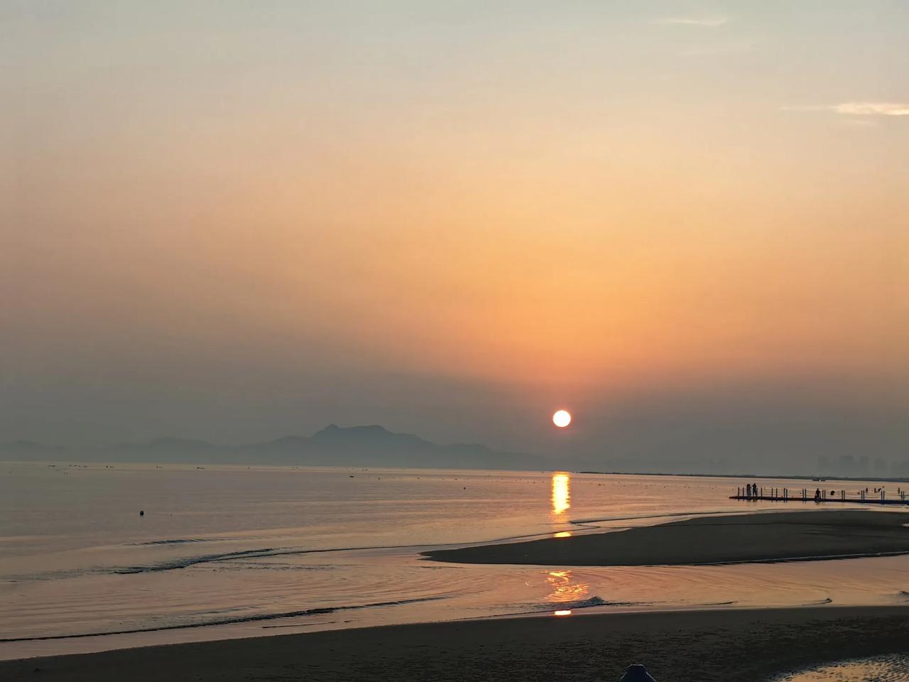 烟台金沙滩日出，四点起床，半点到达海边，五点日出。人多不，宁静的美