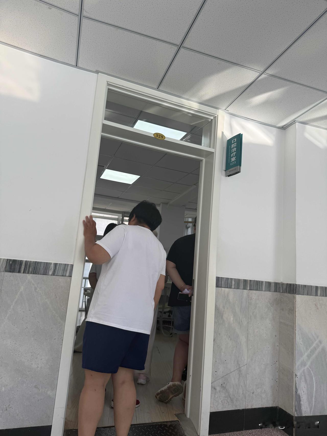 普兰店中心医院看牙痛经历

这牙痛、扁桃体、眼睛一线痛，自己吃了四天人工牛黄甲硝