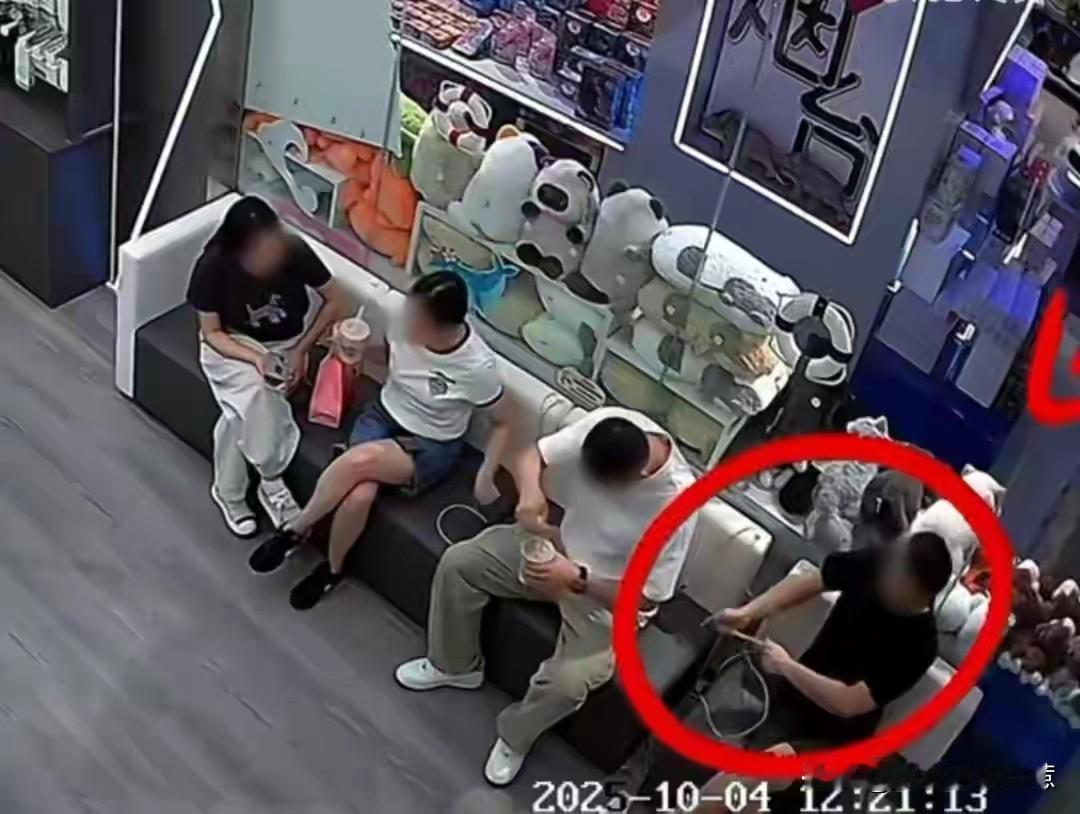 这已经不能用坏来形容了，纯纯的刻在骨子里的烂人，店主好心让这四个人免费充电，一句