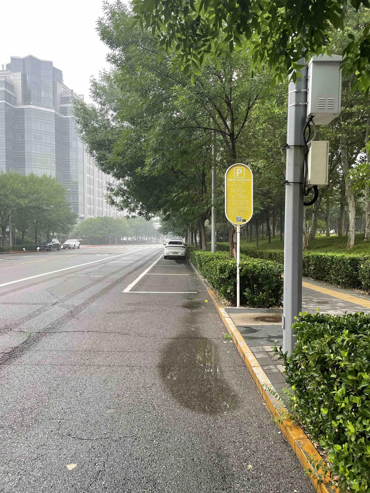 清晨跑步是什么感受?今天晨跑湿度大、体感闷热。
夜里京城又下雨了，地面很湿。新的