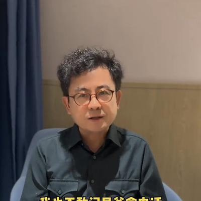 黄一山太卑微了，真没有必要跪舔周星驰！

近日，黄一山现身周星驰新片广州路演的画