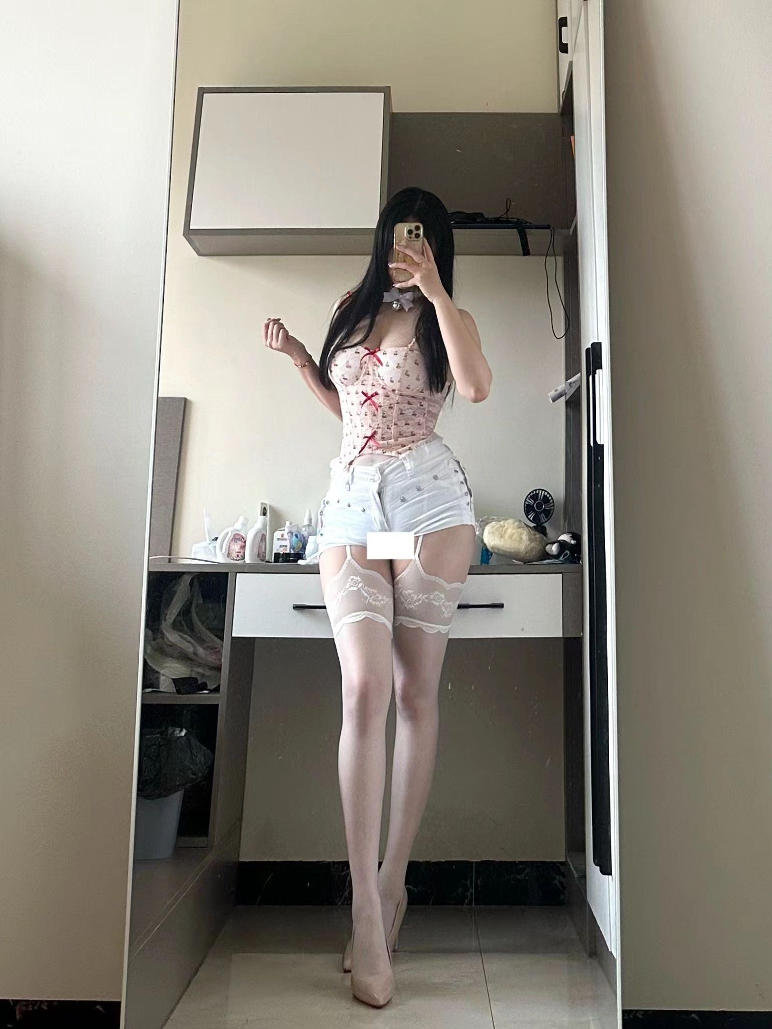 听说这是男生都喜欢的动作 谁还不是小腰精 那些被t恤封印的身材 sexygirl