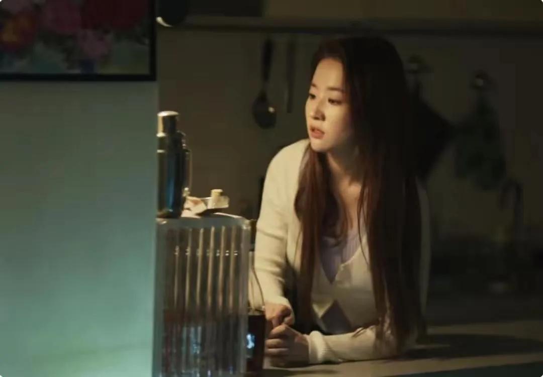 女演员相逢，媚骨天成者胜！虽然刘亦菲演得比较媚，但与朱珠这个天生的媚骨相比，就稍