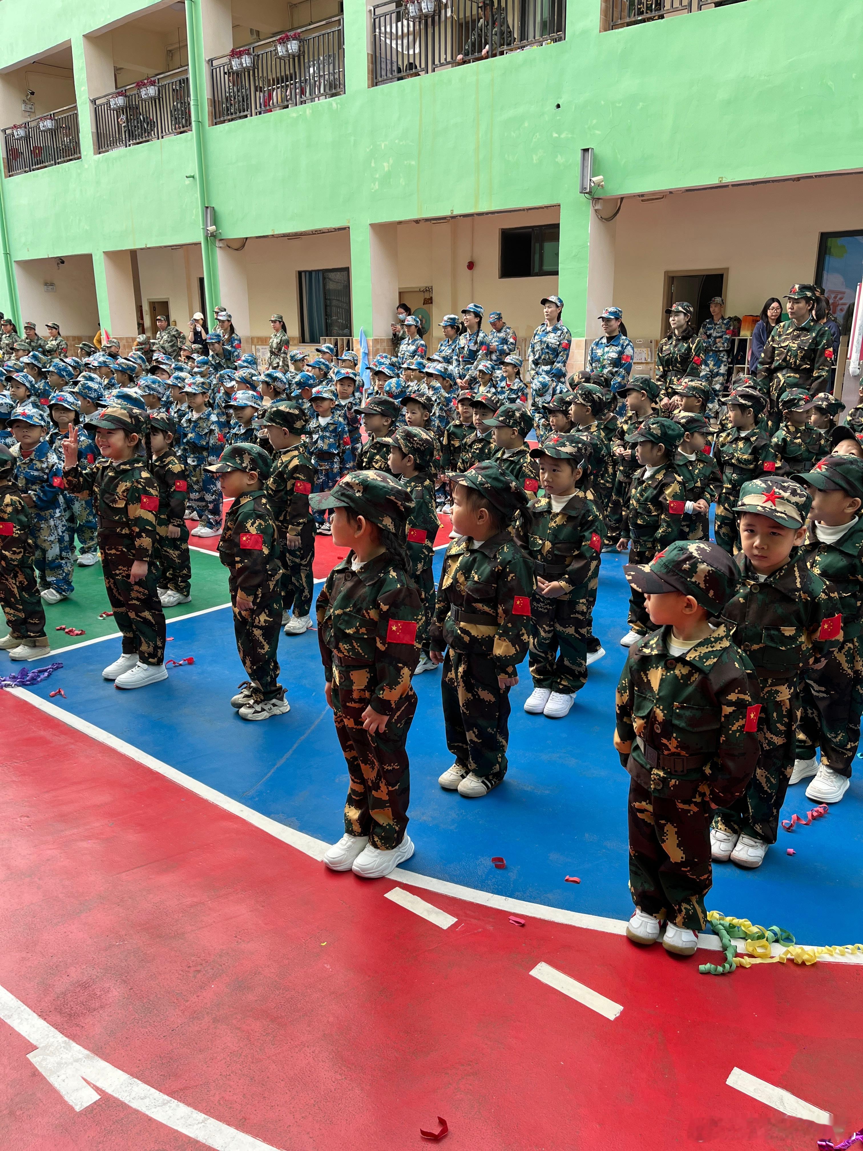 开幕式结束，到我们家长和孩子做游戏，看到我过来拉她的手，又惊讶又开心。 