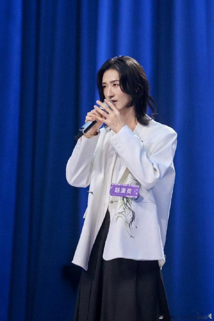 内娱真有正主磕自己cp声超半决赛变“磕糖大会”？胡潇灵卢飞扬对视一笑，我屏幕前的