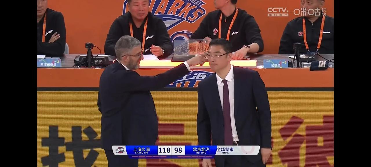 北京北汽惨败上海20分！遗憾出局！
本场比赛王哲林早早五次犯规，只打了22分，对