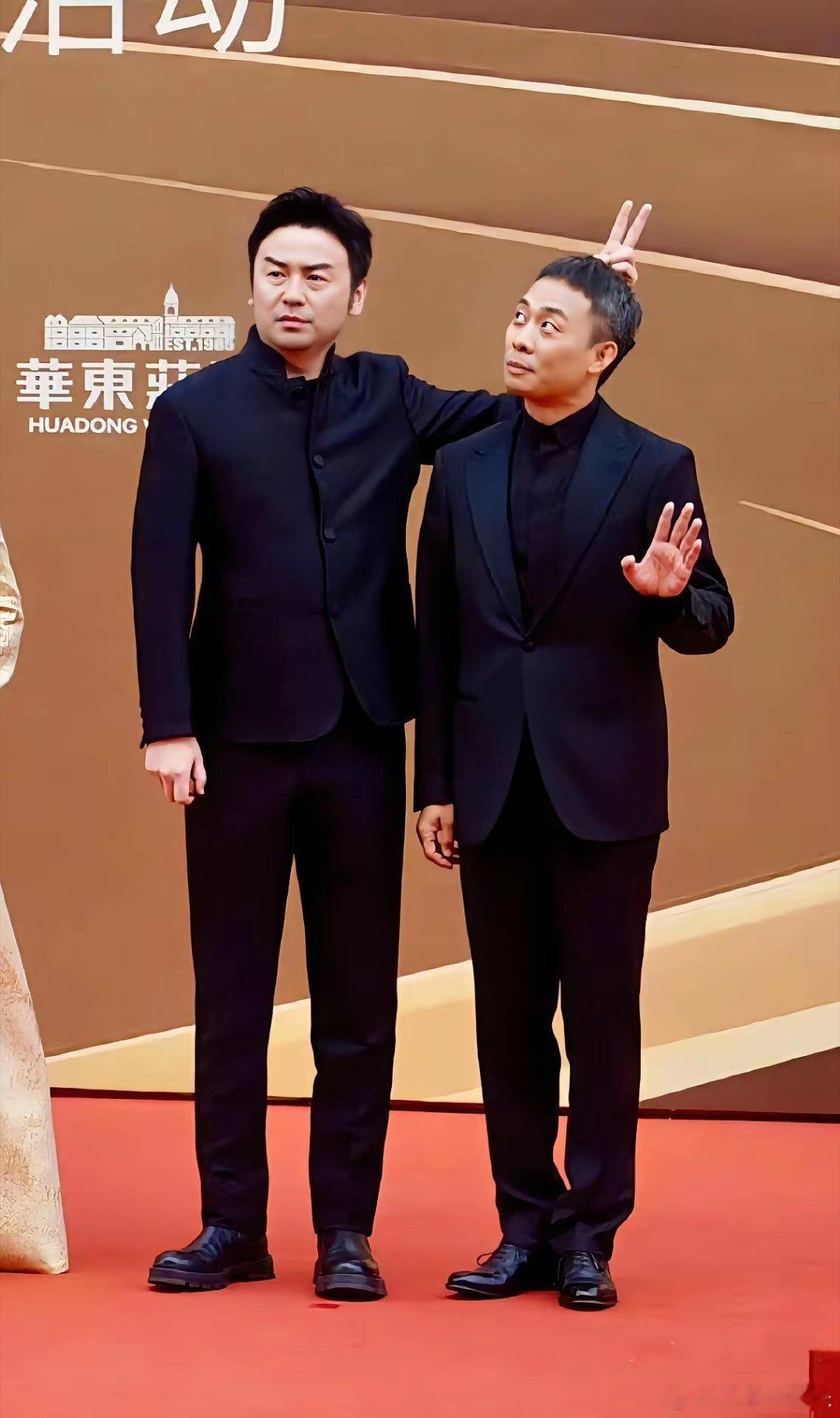 雷佳音和张译的红毯造型，太有喜感了，两位都是演艺界的实力派演员。张译，拿过太多奖