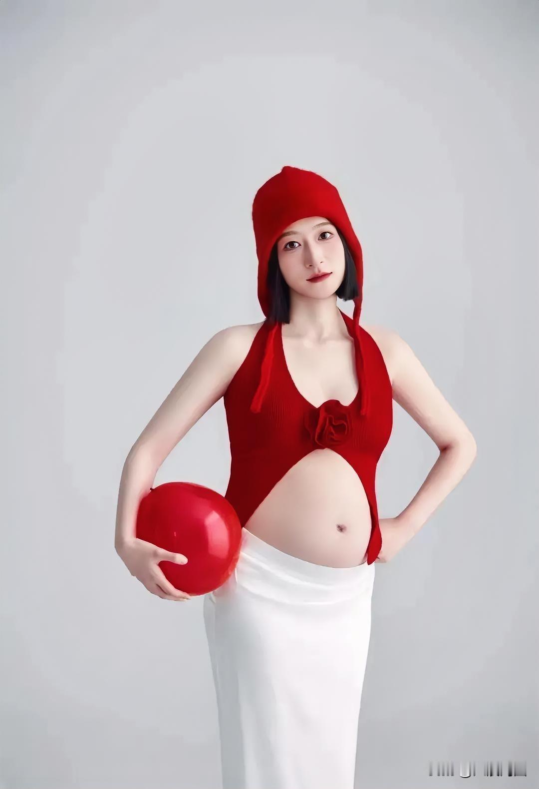 红衣孕妇少女手捧红球这画面，简直绝了！时尚与可爱完美融合。红色本身就很吸睛，穿在