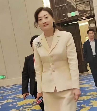 宗馥莉的黑历史;



二十多岁时的宗馥莉
穿着一身名牌却总爱驼着背，
昂贵的套